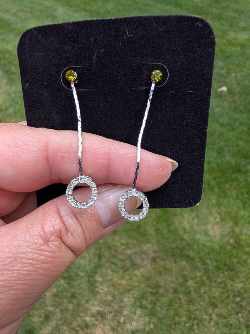 Vintage Dangle Earrings with green rhinestones - Picture 3 of 8